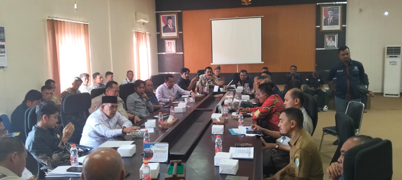 Komisi I DPRD Batubara saat RDP Plasma 20 persen  dengan PD IWO Batubara, BPN Batubara, Distan Batubara dan stakeholder Perusahaan  Perkebunan di Batubara, Senin( 9/2/2026)