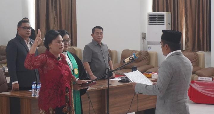 Ketua DPRD Nias Selatan, Elisati Halawa, ST saat melantik Adilina Ndruru. Senin, (9/2). ( foto: ERIUSMAN DUHA/SUMUT POS)