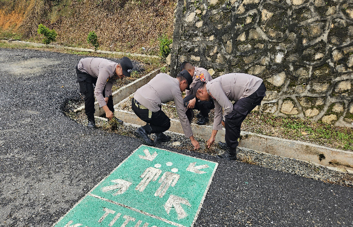 Personel Polres Labusel melaksanakan kerja bakti bersama  yang dilaksanakan  secara berkelanjutan di Mapolres dan seluruh jajaran. (Khairuddin/Sumut Pos)
