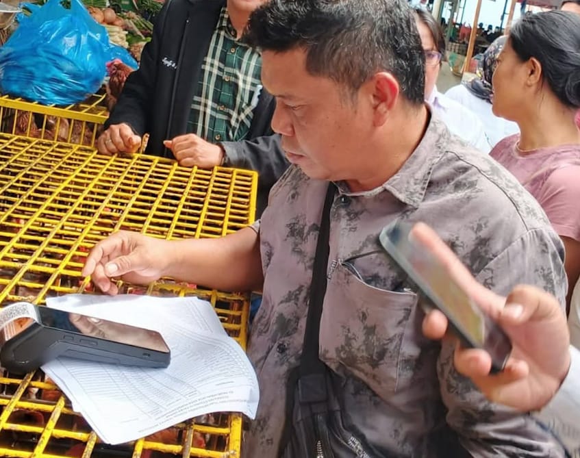 Percobaan pembayaran retribusi pedagang melalui sistem Qris. (PRA EVASI/SUMUT POS)