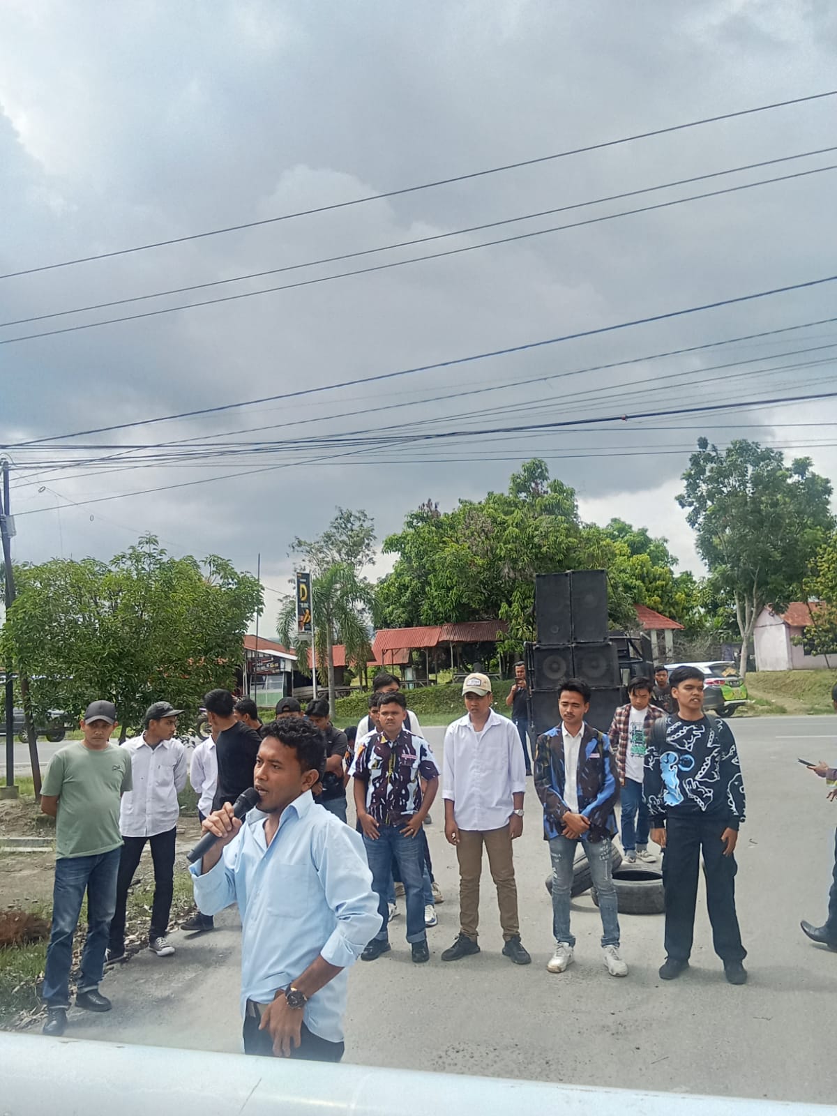 Sapma IPK Paluta unjukrasa di kantor Bupati Paluta guna menuntut penutupan kegiatan tambang Galian C. (MITRA HARAHAP)