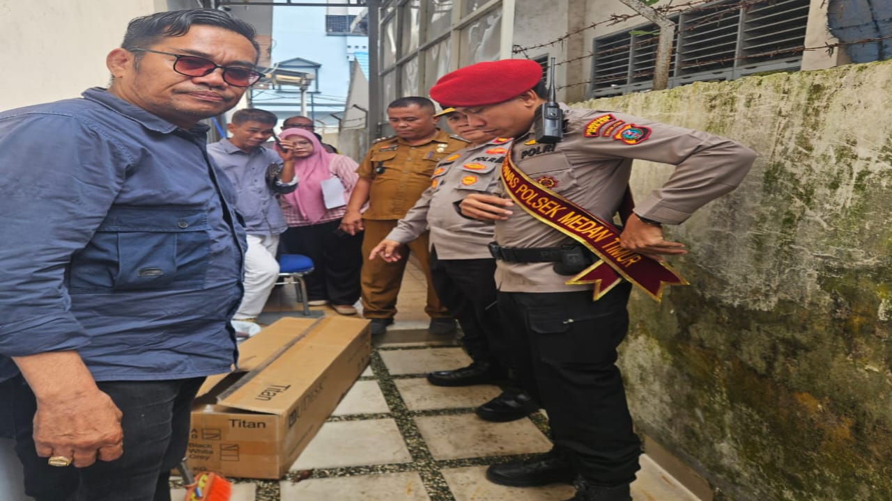 BUANG: Polisi mengamankan kardus berisi jasad bayi yang dibuang ibu kandung yang telah ditangkap. (Dok: istimewa)
