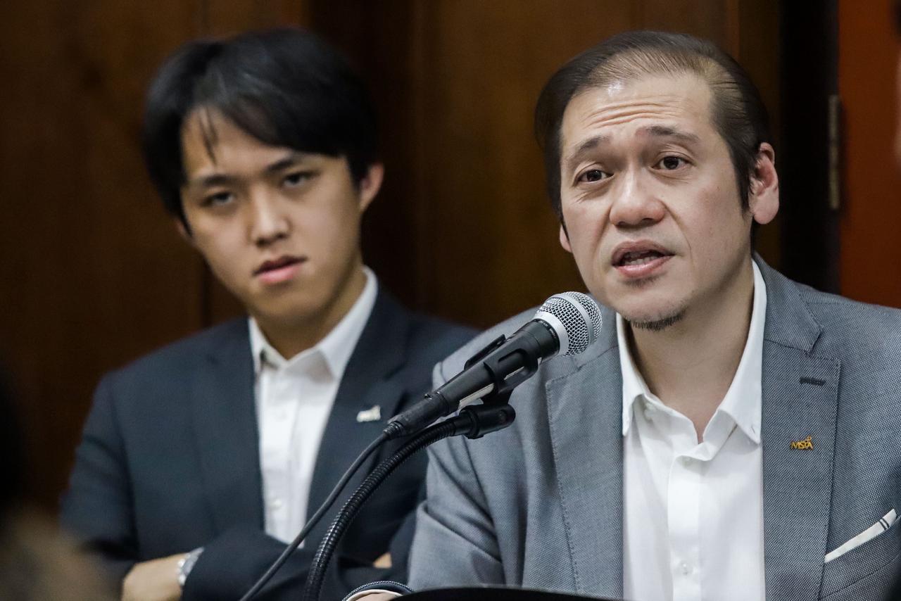 Pengacara PT Jawa Pos E.L. Sajogo (kanan). (Alfian Rizal/Jawa Pos)