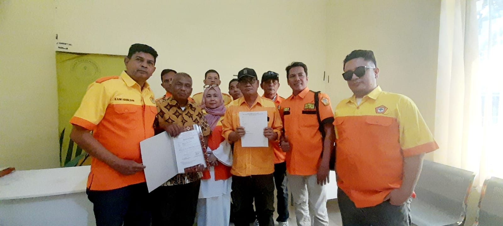 FORMULIR: Ketua SC Joni Koto saat memberi formulir kepada balon Ketua PDK Kosgoro Sumut Arifin Said yang dimandatkan ke Alox Pinem di Kantor Golkar Sumut. (Dok: Dewi Syahruni Lubis/Sumut Pos)