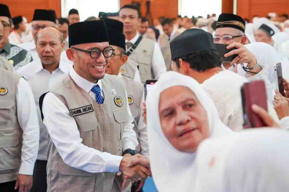 SAPA: Wakil Menteri Haji dan Umrah Dahnil Anzar Simanjuntak menyapa peserta manasik haji nasional di Asrama Haji Pondok Gede, Jakarta, Rabu (11/2). (Dok: Kemenhaj)