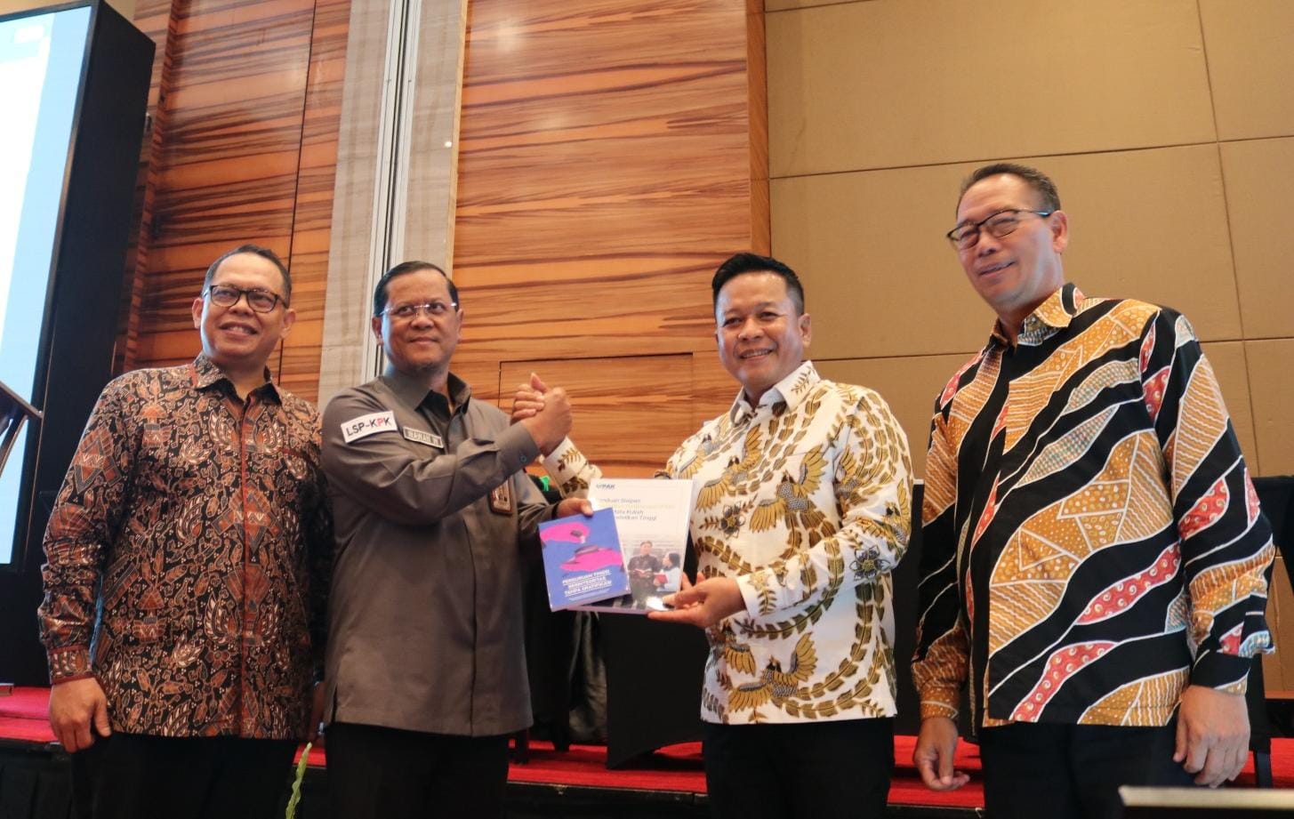 Deputi Bidang Pendidikan dan Peranserta Masyarakat KPK Wawan Wardiana menyerahkan buku bertema pendidikan antikorupsi kepada Sekretaris Jenderal MRPTNI yang juga Rektor Universitas Sumatera Utara.
