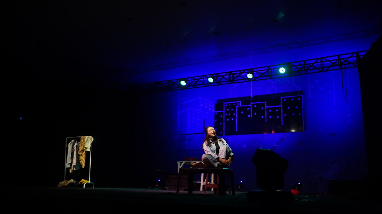 Pementasan monolog "Bias Lampu Kota&rdquo; karya Medan Teater berkolaborasi dengan Atma Loka, Sabtu, 7 Februari 2026, di Gedung Utama Taman Budaya Medan. (ist)