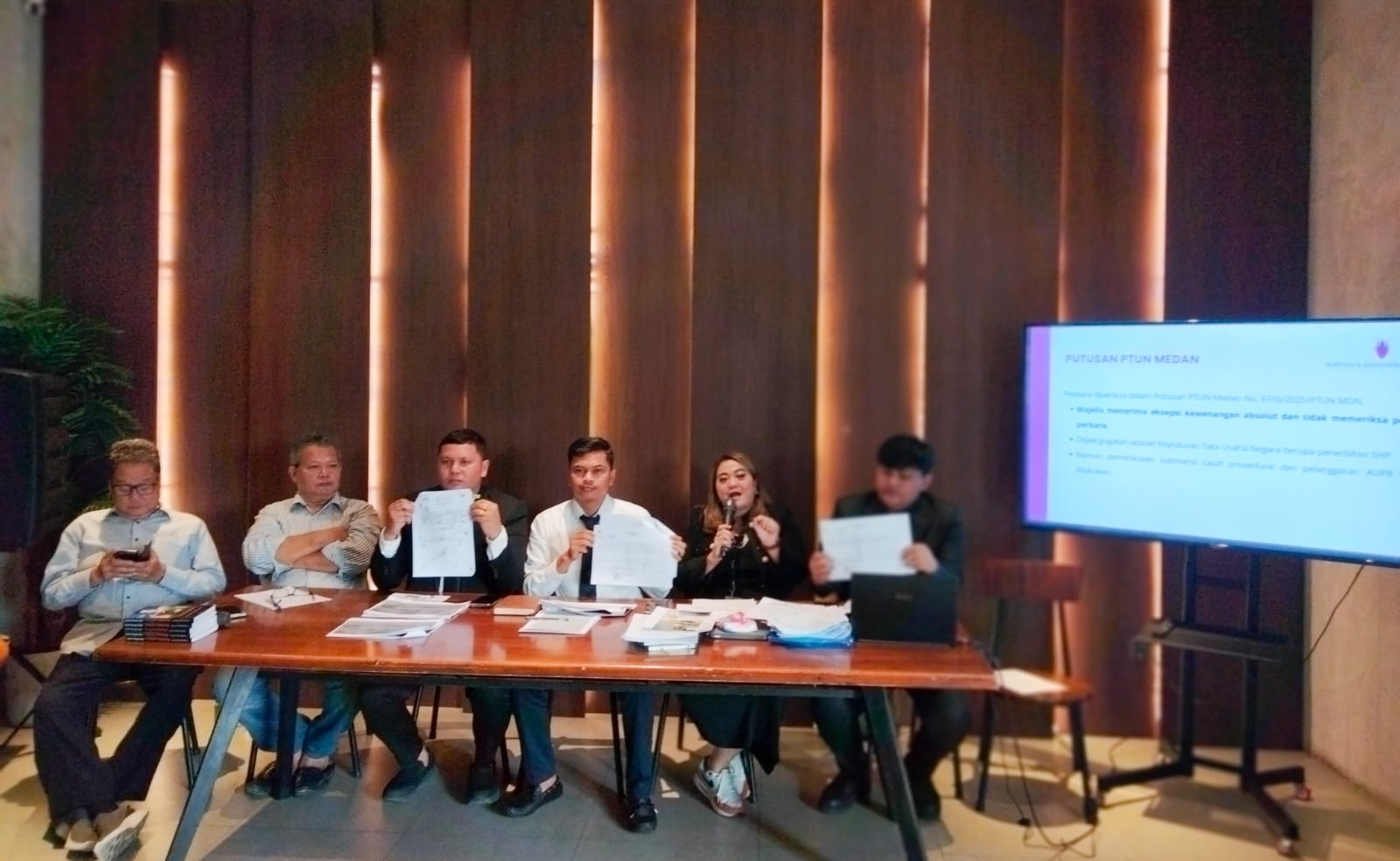 Kuasa hukum ahli waris Alm Tampak Sebayang ketika temu pers pada Rabu (11/2/2026)