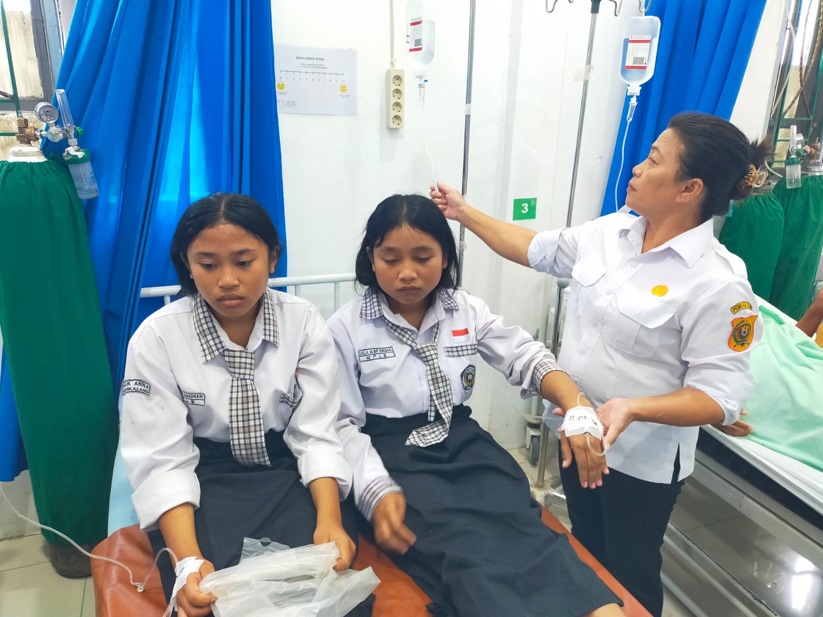 Belasan siswa SMK Swasta Arina Sidikalang dilarikan ke RSUD Sidikalang diduga karena keracunan setelah menyantap MBG yang didistribusikan SPPG Sidikalang 3, Selasa (10/2/2026).