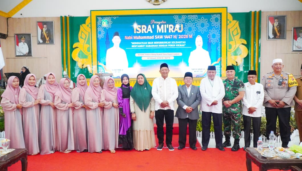Bupati Langkat, Syah Afandin foto bersama pada kesempatan peringatan Isra Mi