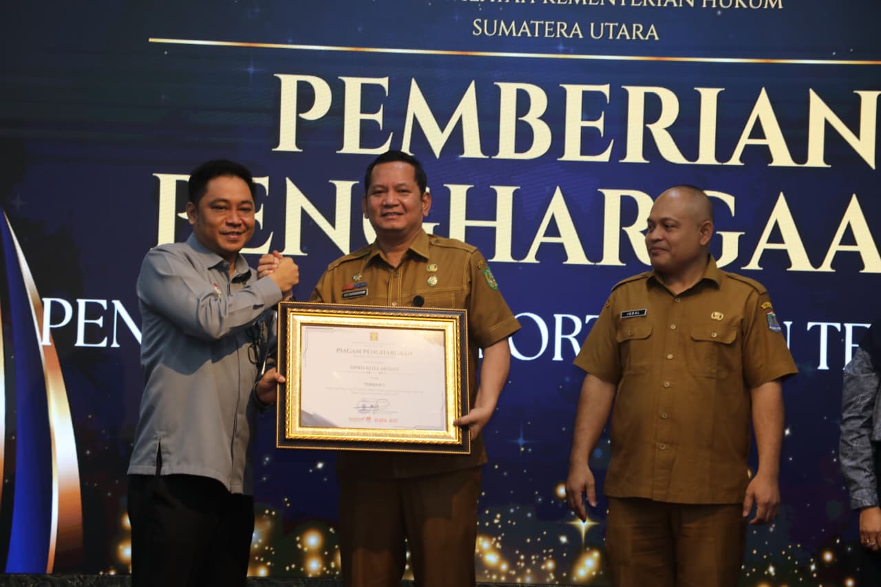 Plh Kepala Kantor Wilayah Kementerian Hukum Sumatera Utara, Ferry Ferdiansyah SH MH memberikan penghargaan kepada Sekretaris DPRD Kota Medan, Muhammad Ali Sipahutar S.STP M.A.P. (ISTIMEWA/SUMUT POS)
