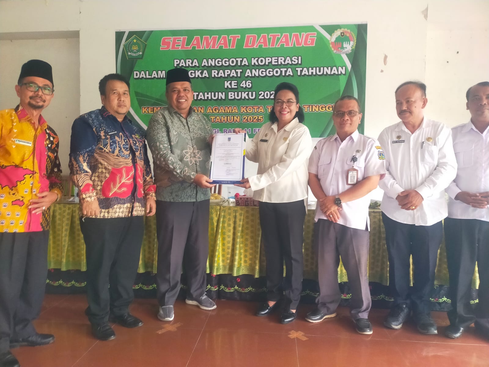 DPKUKM Marimbum Marpaung  foto bersama KTU Kemenag  Khairuddin Hasibuaan, Ketua Dekopinda Kota Tebing Tinggi, Iboy Hutapea; Ketua KPRI, Frans Sidabutar; Ketua Koperasi Kemenag Kota