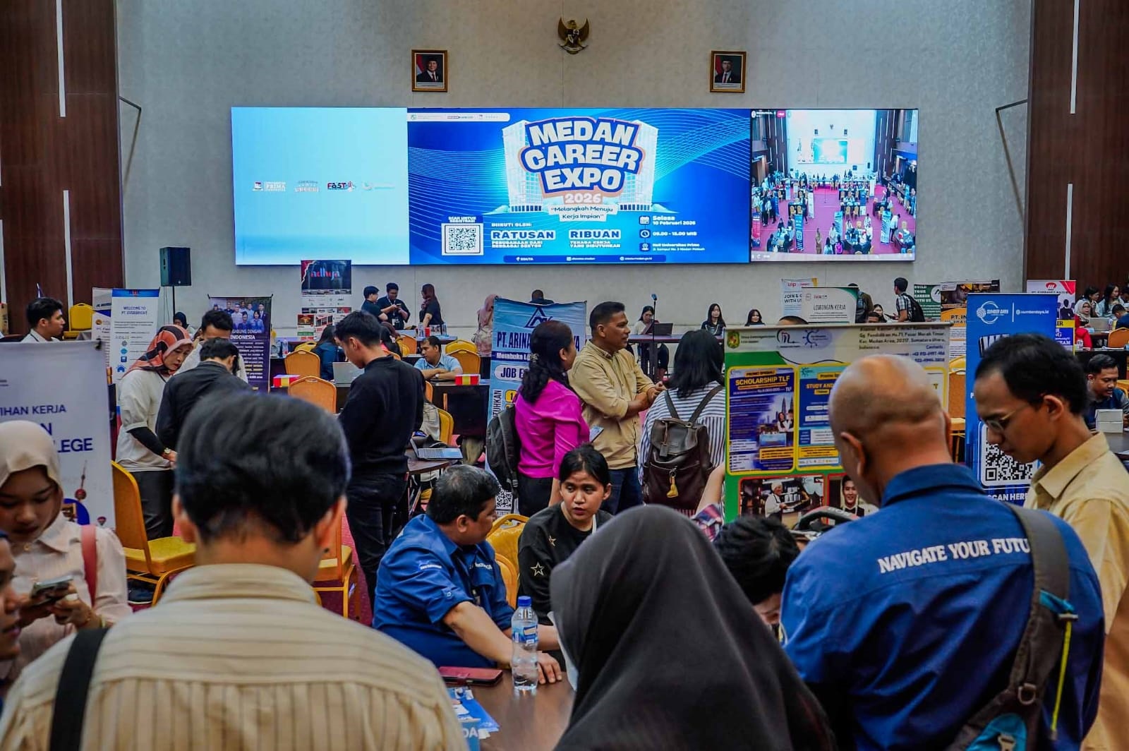 MENCARI KERJA: Pengunjung saat mendatangi Career Expo 2026 di Hall Universitas Prima Indonesia (UNPRI), Selasa (10/2/2026).  Mereka ingin mencari pekerjaan yang disediakan sebanyak 5.515 loker.