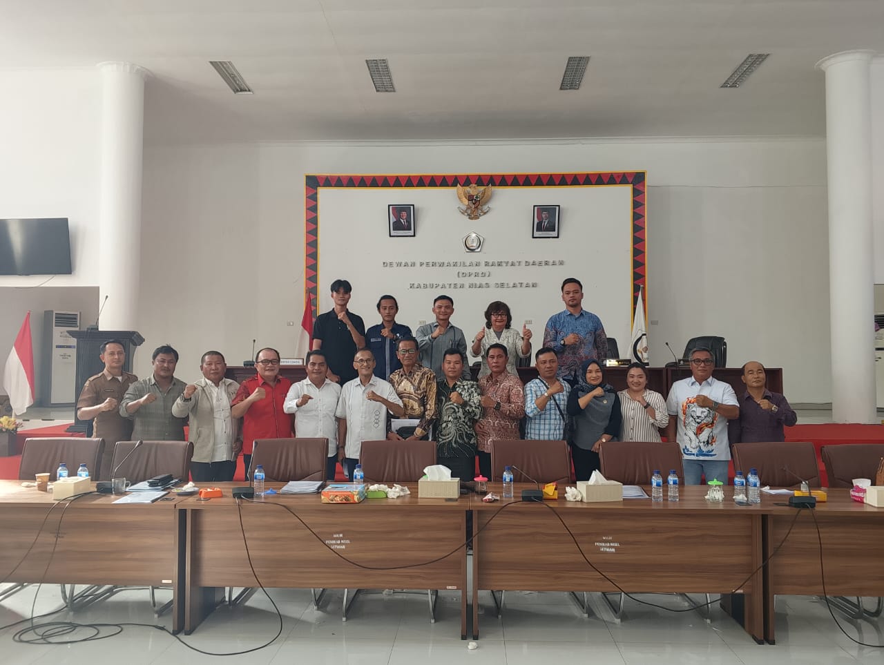 Ketua DPRD Nisel, Elisati Halawa berfoto bersama dengan Ketua Komisi 2, AMAL Nisel, Tokoh Masyarakat Nisel, dan Tokoh Kepulauan Batu. (ERIUSMAN/SUMUT POS)