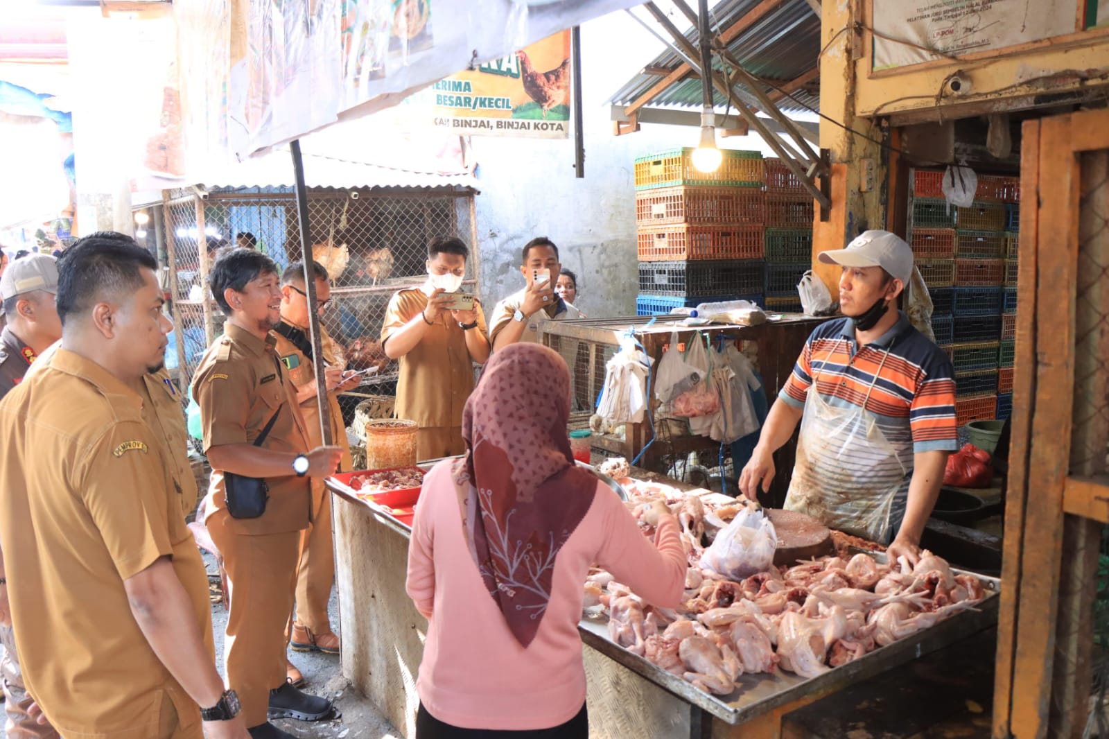 Tim dari Pemko Binjai saat turun melakukan pengawasan harga jelang Ramadan. (Diskominfo Binjai/Sumut Pos)