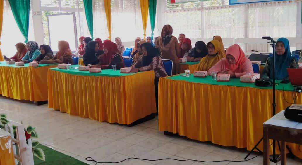 EDUKASI: Bd. Riska Maulidanita, SST., MKM menyampaikan edukasi dan pemanfaatan pangan fungsional kepada kader posyandu dan kader kesehatan di wilayah Kelurahan Pangkalan Mansyur.