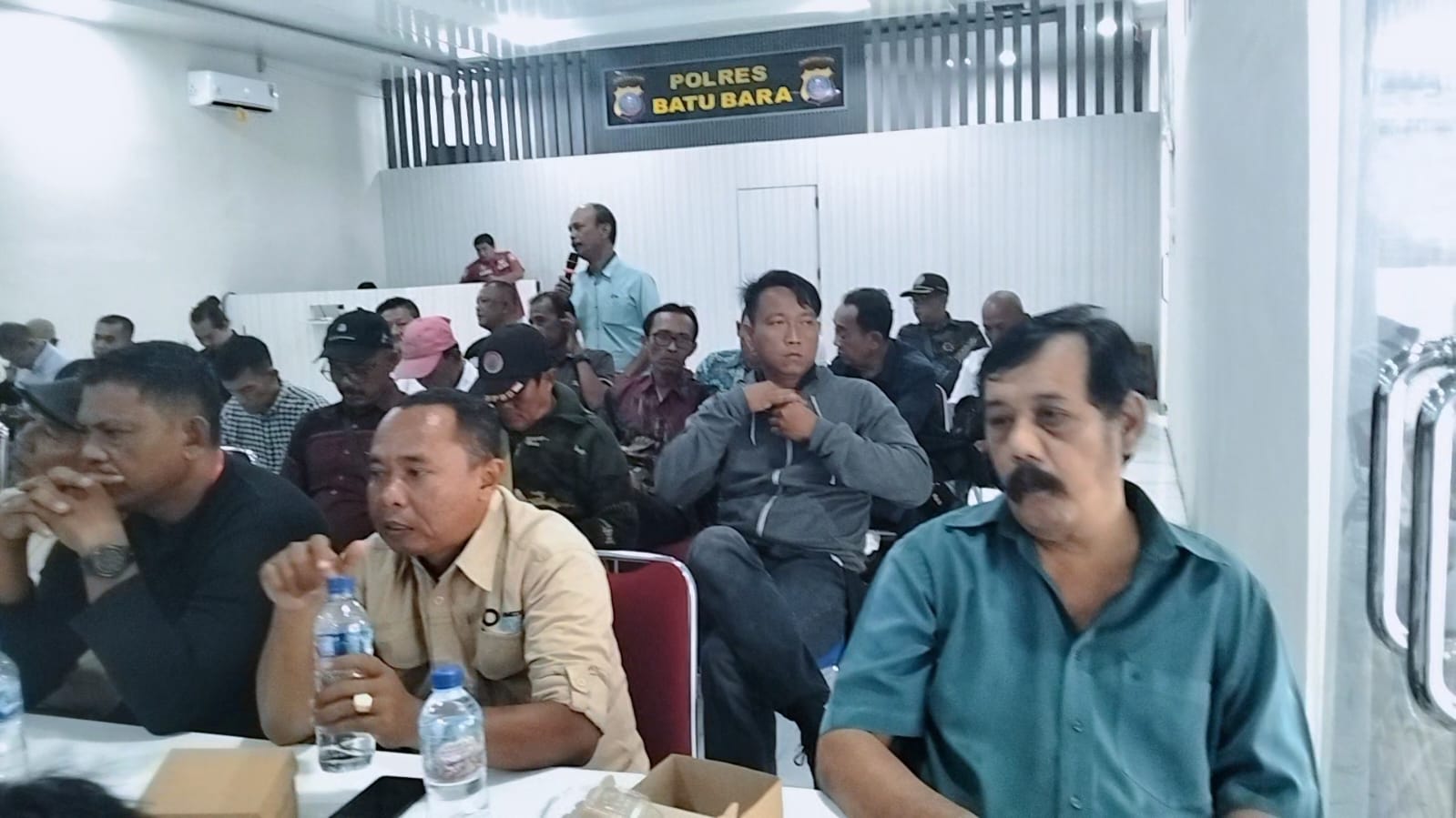 Kasat Resnarkoba Polres Batuvara  AKP Arifin Purba didampingi Kasi Humas Polres Batubara AKP P Tamba saat mengelar temu ramah dengan puluhan wartawan. (LIBERTY HALOHO/SUMUT POS)