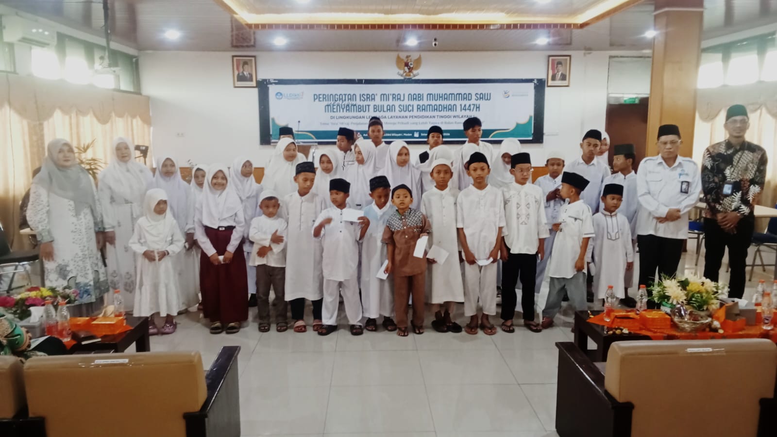 SANTUNAN: Prof. Saiful Anwar Matondang, M.A., Ph.D. (2 kanan) bersama anak-anak penerima santunan. (Deddi Mulia Purba/Sumut Pos)