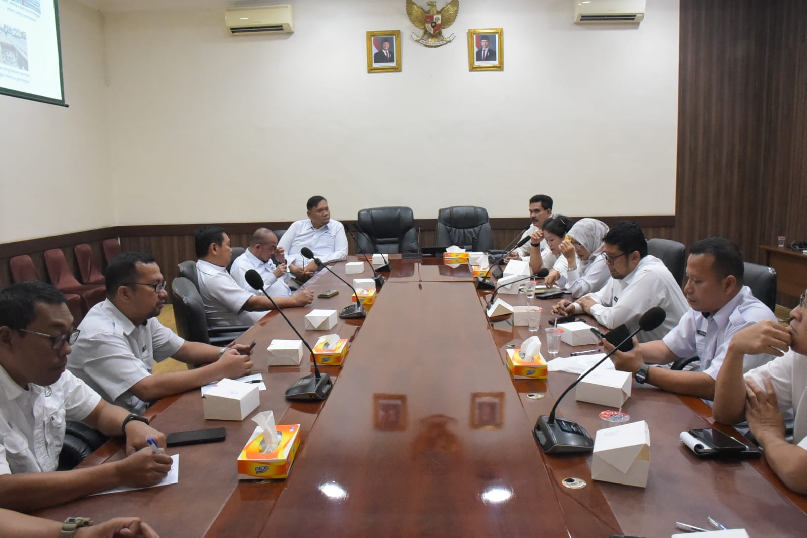 Asisten II Perekonomian dan Pembangunan Deli Serdang, Drs Hendra Wijaya di rapat bersama Badan Pengurus Wilayah (BPW) Asosiasi Penyelenggara Jasa Internet Indonesia (APJII) Sumut-Aceh.