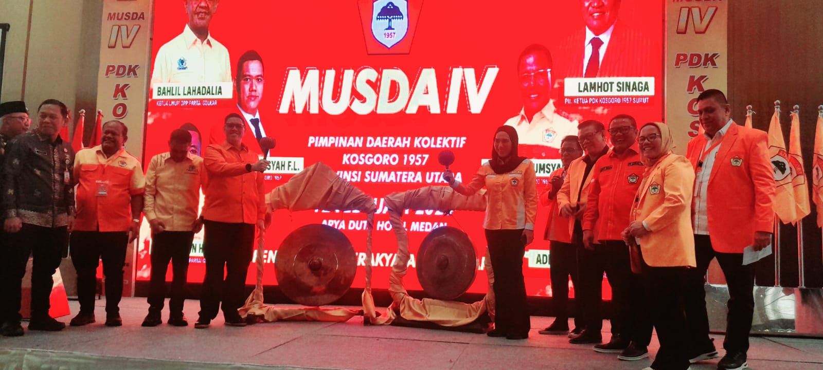 BUKA: Ketua Umum PPK Kosgoro 1957, Dave Akbarsyah Fikarno memukul gong menandai pembukaan secara resmi Musda IV PDK Kosgoro 1957 Sumut, di Medan, Kamis (12/2). (Dok: Dewi Syahruni Lubis/Sumut Pos)