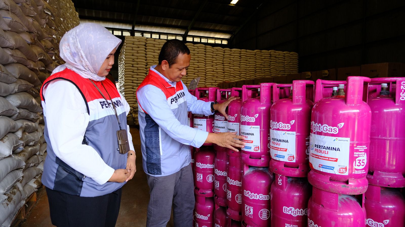 Pertamina dan SERUNI Serahkan Bantuan Sarana Air Bersih dan 1.577 Tabung Bright Gas untuk Warga Terdampak Bencana di Kabupaten Pidie Jaya.