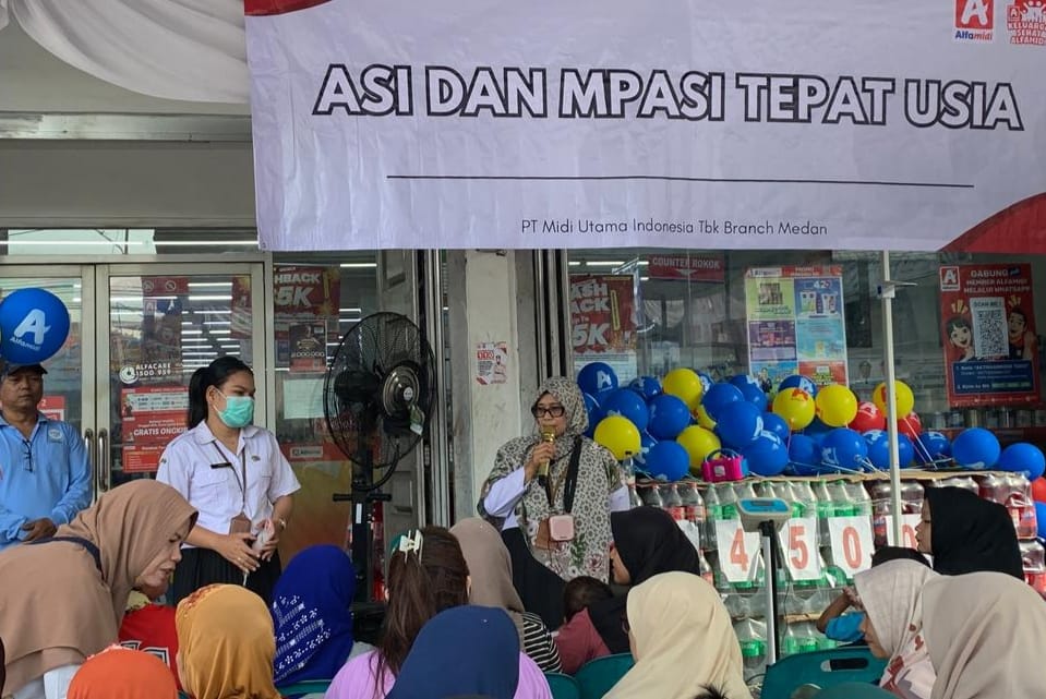 Ratusan warga khusus ibu-ibu ikuti edukasi ASI dan MPASI yang digelar  di Alfamidi, Jalan SM Raja Kota Tebingtinggi, Kamis (12/02/2026). ( Azan Purba/ Sumut Pos)