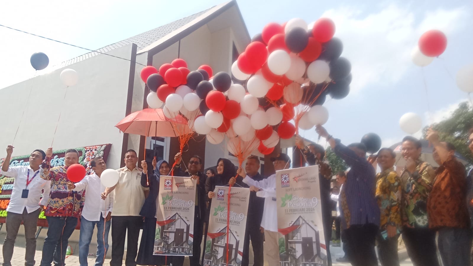 RUMAH DOSEN: Prof. Saiful Anwar Matondang, M.A., Ph.D bersama ketua koperasi KB LLDikti Wilayah I dan direktur utama PT Bintang Mitra Sejahtera melepas balon di depan perumahan Bintang Pesona 9 Medan.