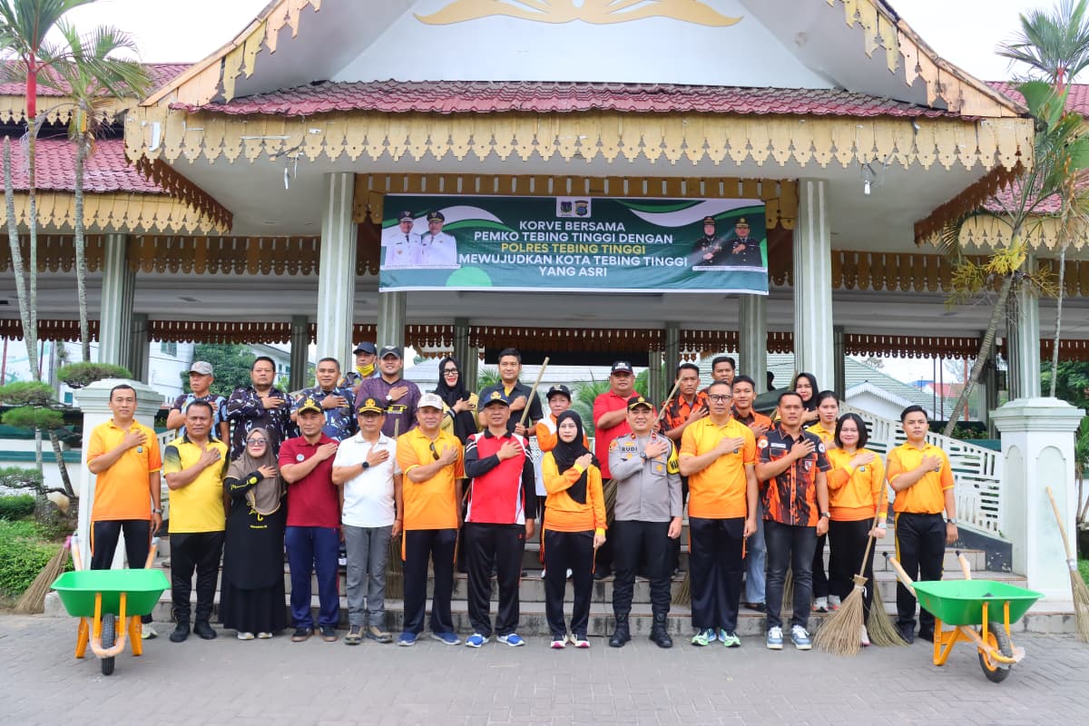 Kegiatan kerja bakti dan olahraga bersama Pemerintah Kota Tebing Tinggi dengan Polres Tebing Tinggi di Lapangan Merdeka. (Azan Purba/Sumut Pos)