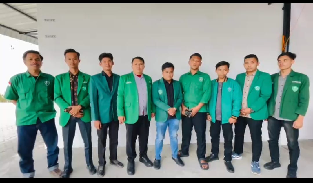Delapan Pimpinan Cabang HIMMAH Sumut menyampaikan sikap meminta pelaksanaan ulang Konferwil sesuai AD/ART dan mekanisme persidangan yang berlaku, Kamis (12/02/2026). (Azan Purba/ Sumut Pos)