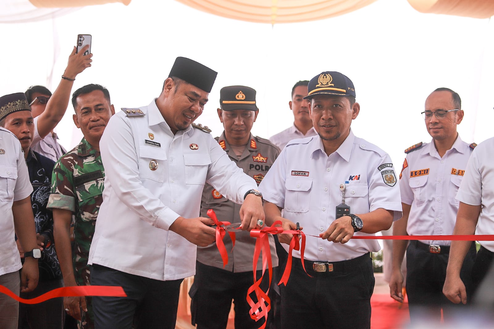 Wakil Bupati Batubara Syafrizal, S.E., M.AP., bersama Kadiv Regional 1 KAI Sumatera Utara Sofan Hidayah melakukan Peresmian Stasiun Kereta Api Lima Puluh, Kecamatan Lima Puluh, Rabu (11/2/2026).