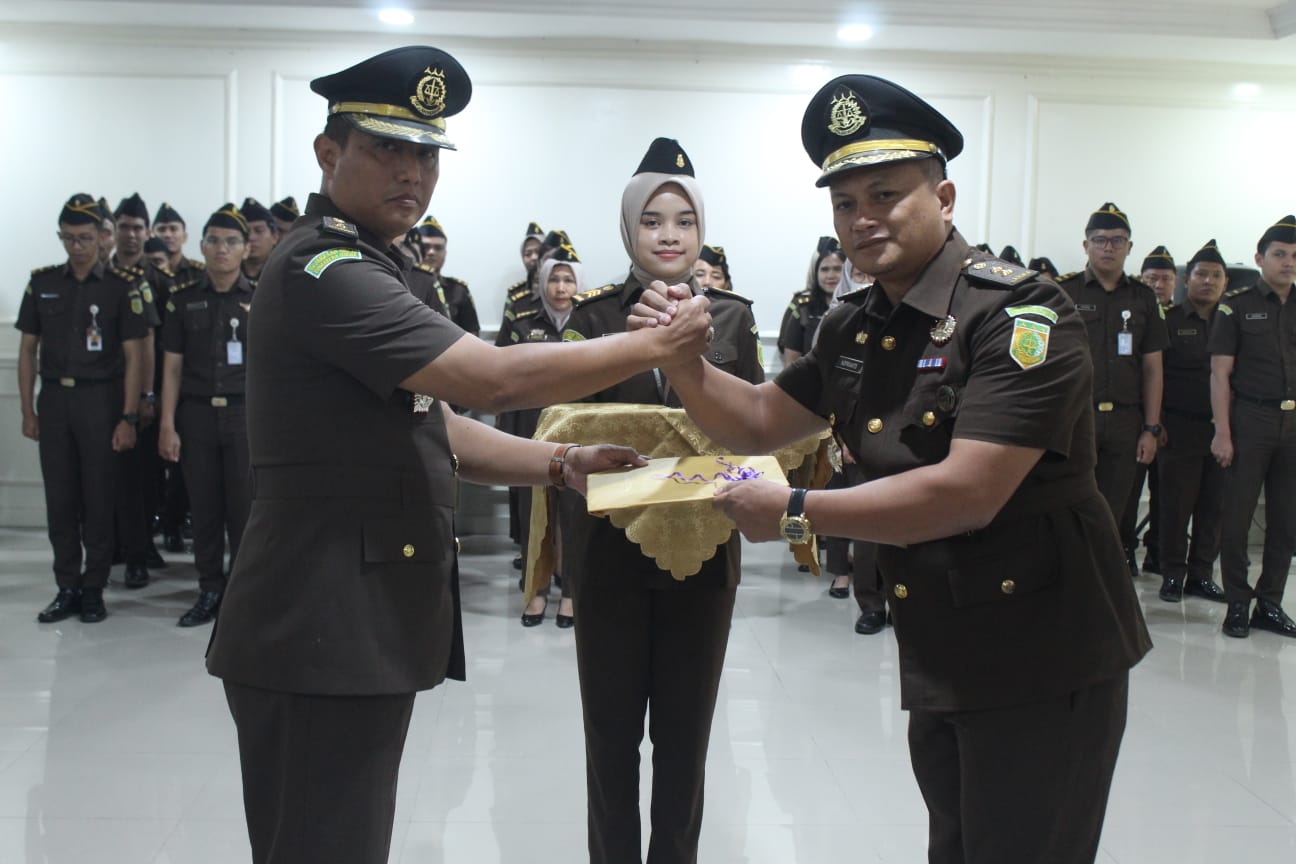 Salam komando Ronald Siagian (kiri) dan Noprianto Sihombing (kanan) saat pisah sambut jabatan Kasi Intelijen Kejari Binjai. (Istimewa/Sumut Pos)