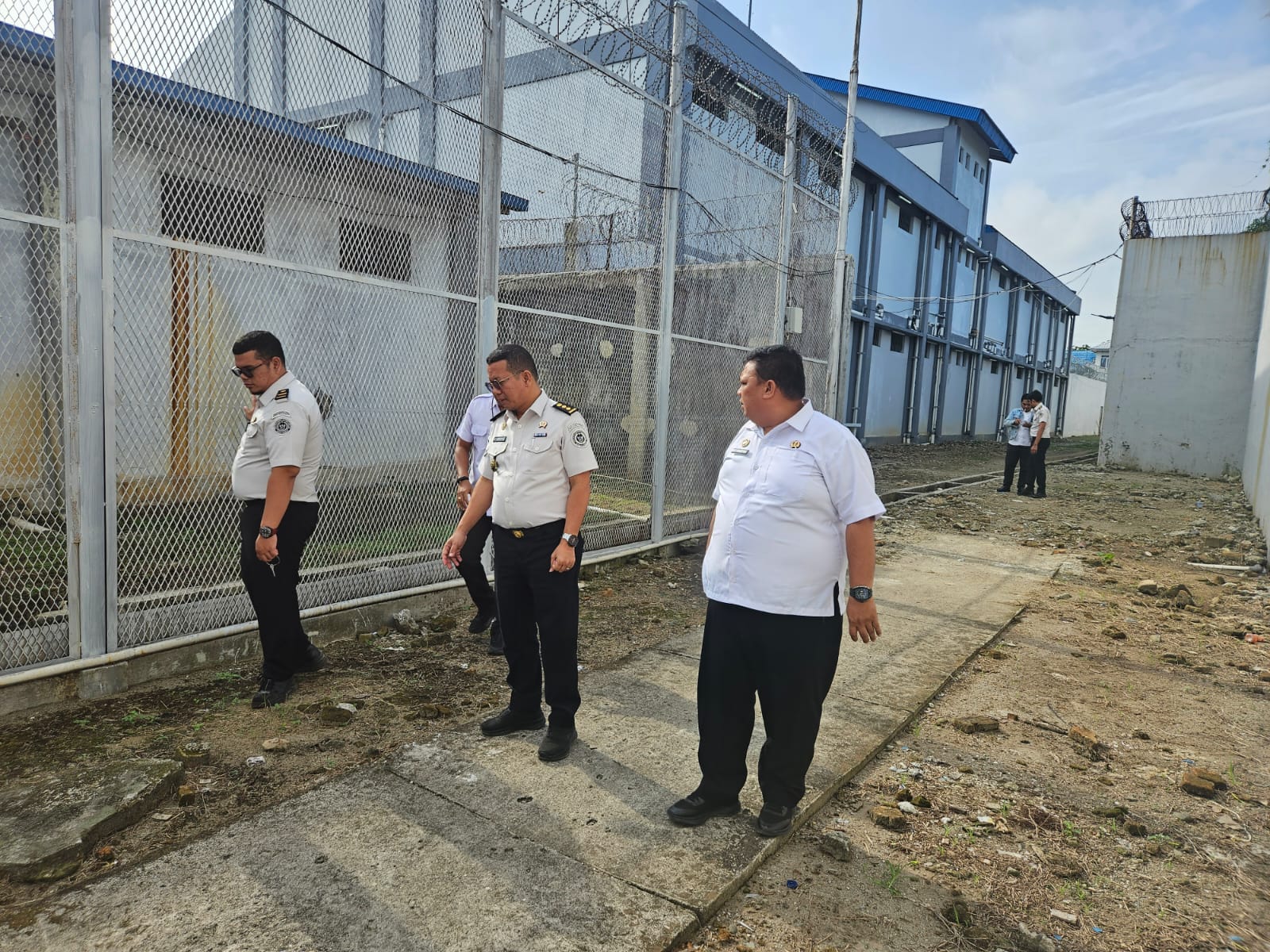 Kasi Administrasi Keamanan dan Ketertiban Lapas Binjai, Serikat Sembiring dan jajaran saat kontrol rutin area brandang. (Istimewa/Sumut Pos)