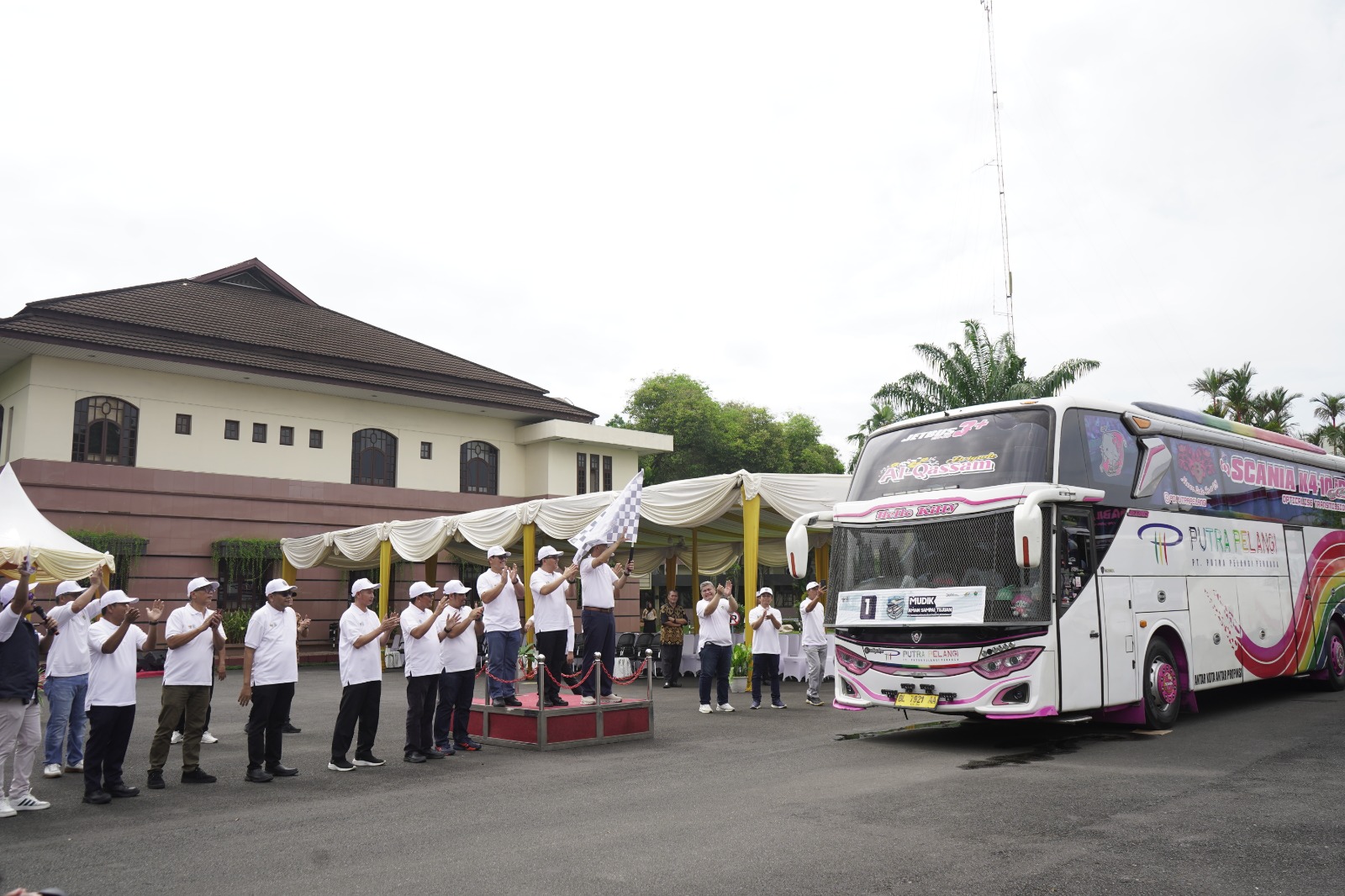 LEPAS: Manajemen PT Perkebunan Nusantara IV (PTPN IV) PalmCo saat melepas bus mudik. Tahun ini PTPN IV PalmCo menyediakan 1.000 kursi bus mudik gratis. (ISTIMEWA/SUMUT POS)