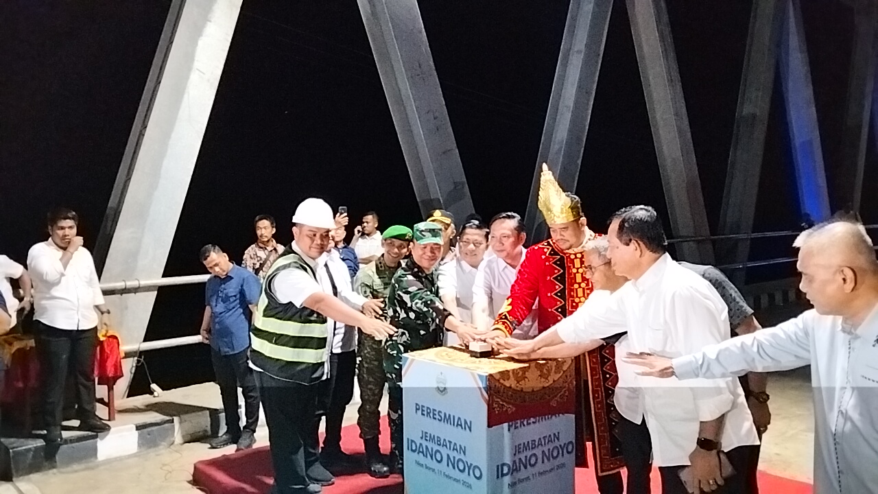 RESMIKAN: Gubsu Bobby Nasution bersama kepala daerah Se-kepulauan Nias saat meresmikan jembatan sungai Noyo di Nias Barat. (Oloheta Gulo/Sumut Pos)