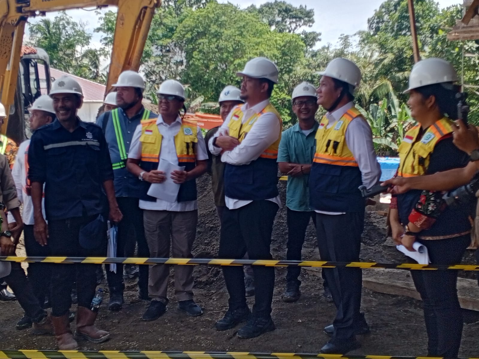Gubsu Bobby Nasution bersama Bupati Nias Barat dan kepala daerah Se-kepulauan Nias saat meninjau pembangunan rumah sakit (RS) Pratama Nias Barat. (OLOHETA GULO/SUMUT POS)