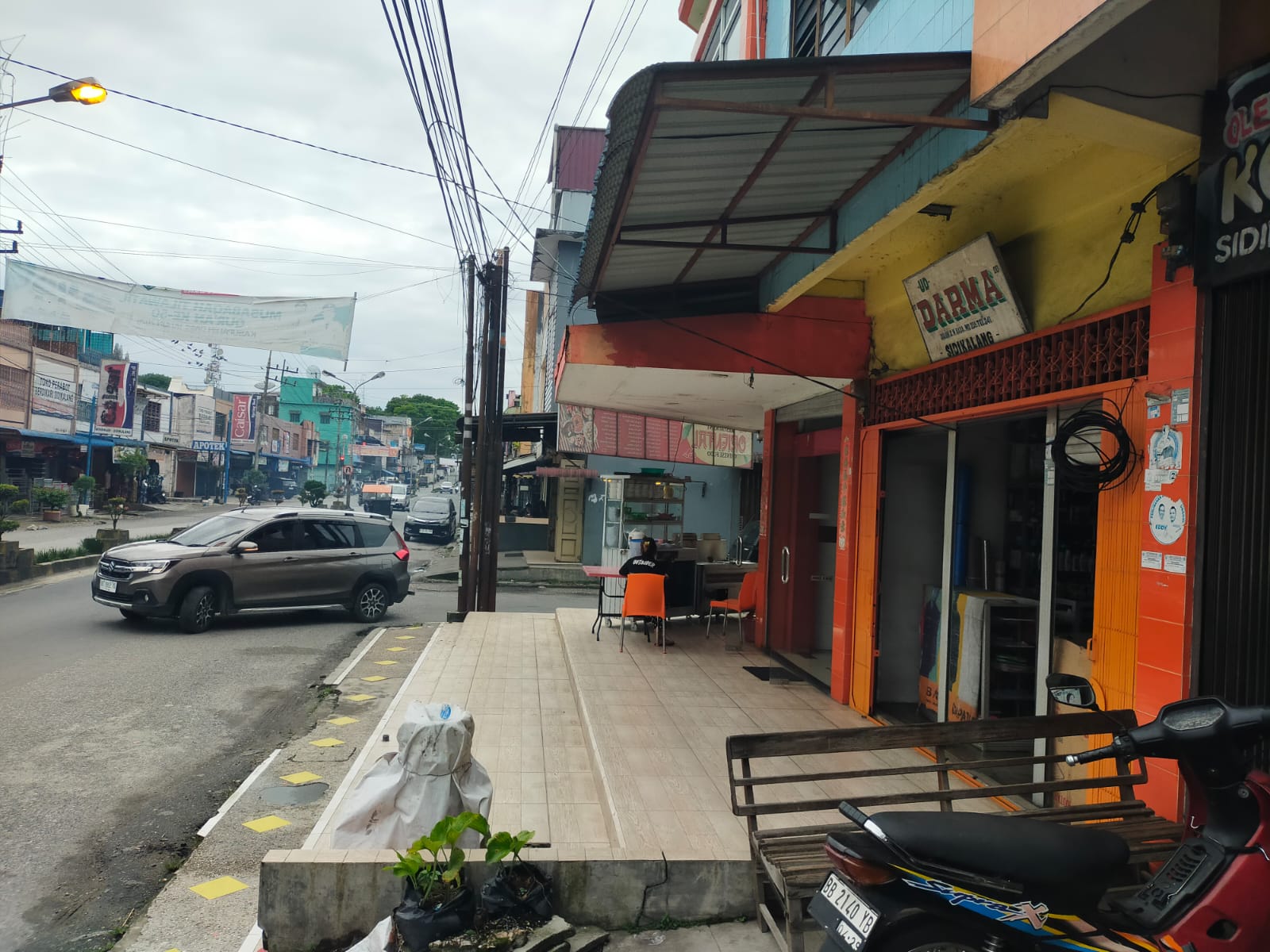 Pihak pemilik bilboard sudah membuat tiang pondasi untuk pendirian bilboard iklan rokok berlokasi di jalan Sisingamangaraja, Sidikalang, Dairi, Kamis (12/2).  (RUDY SITANGGANG/SUMUT POS.)