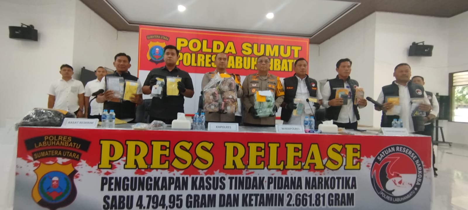 Kapolres Labuhanbatu, AKBP Wahyu Endrajaya Kasat Narkoba AKP Hardianto , Kasat Reskrim AKP Muhammad Jihad Fajar Balman menunjukkan barang bukti  sabu dari kasus yang ditangani. (Fajar/Sumutpos )