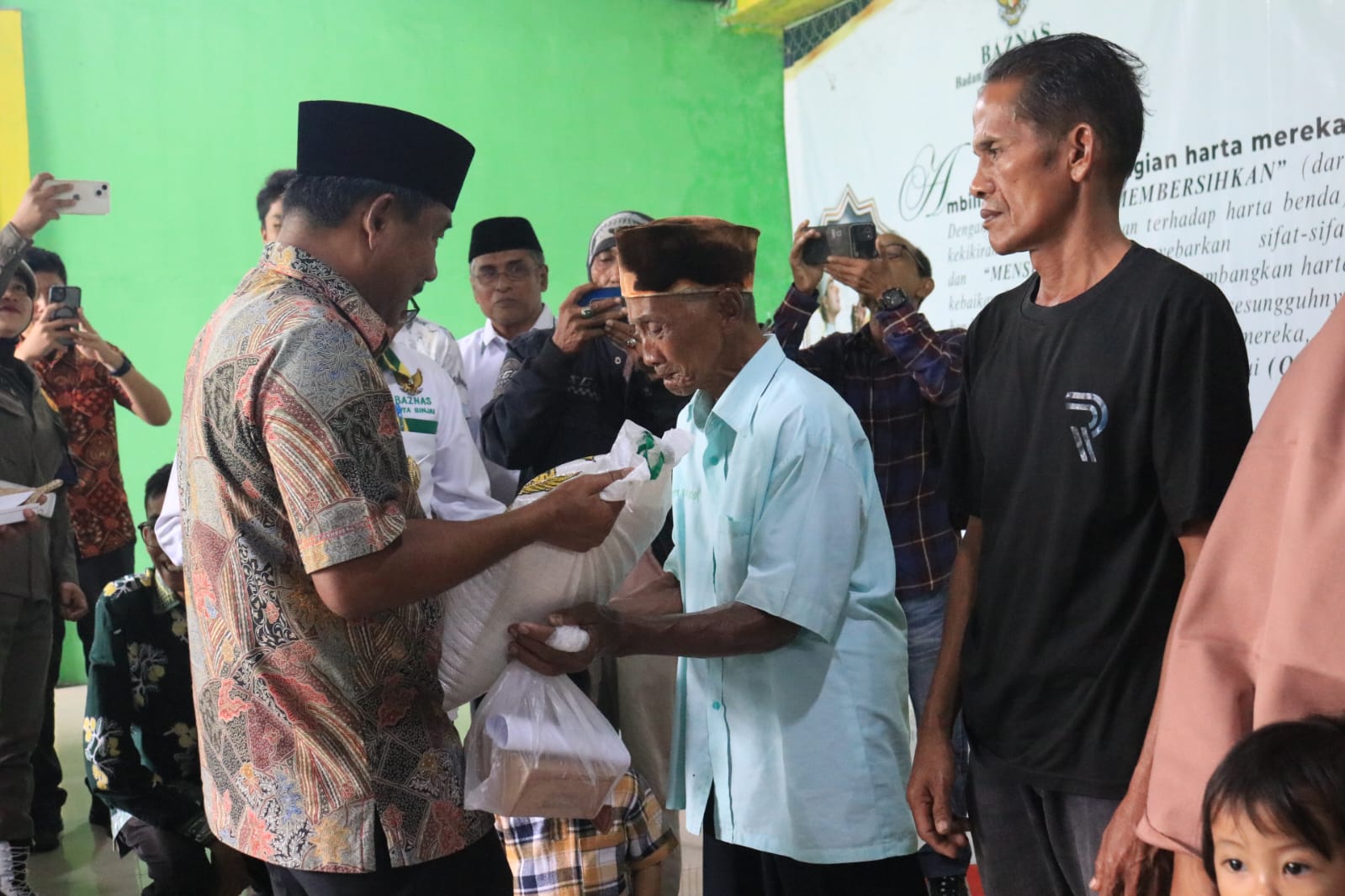 Wali Kota Binjai, Amir Hamzah saat memberikan paket sembako. (Diskominfo Binjai/Sumut Pos)