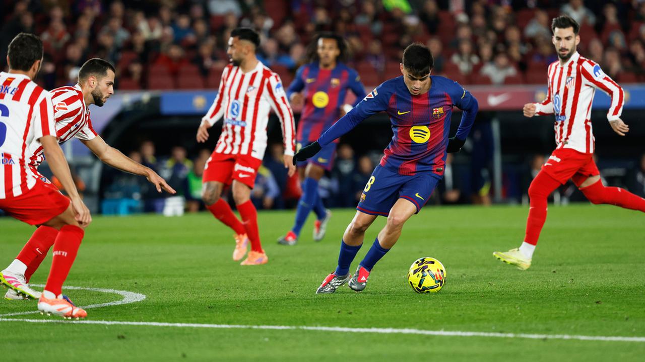 Pemain Atletico Madrid mencoba merebut bola dari pemain Barcelona pada laga semifinal Copa del Rey 2026 di Riyadh Air Metropolitano. (liputan6)