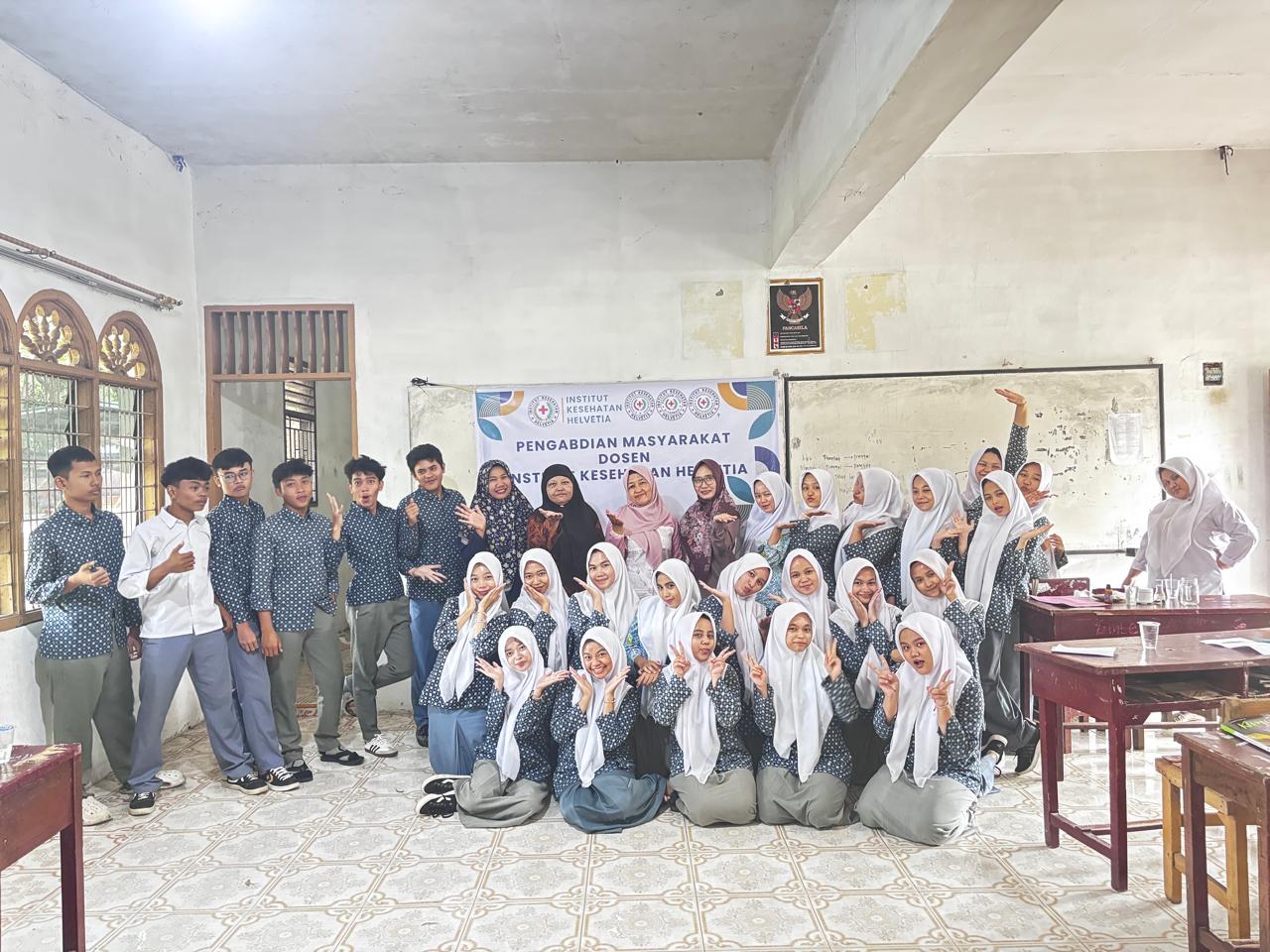 IKH: Tim Pengabdian Masyarakat dari IKH berfoto bersama dengan siswa Pesantren Al-Kautsar Al-Akbar Medan. (Dok: istimewa)