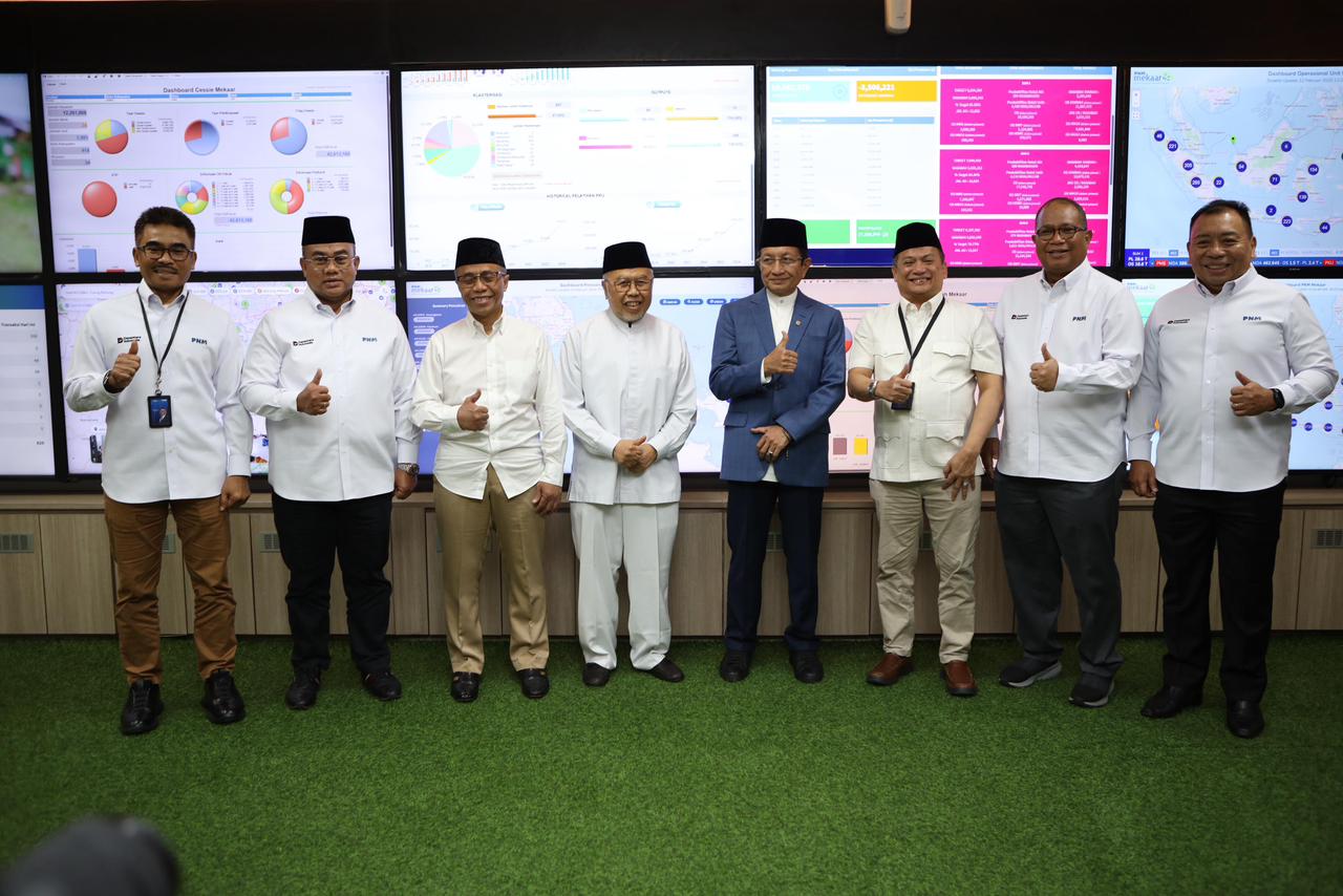 BERSAMA: Menteri Agama Nasaruddin Umar berfoto bersama manajemen PNM saat berkunjung ke kantor PNM. (Dok: PNM)