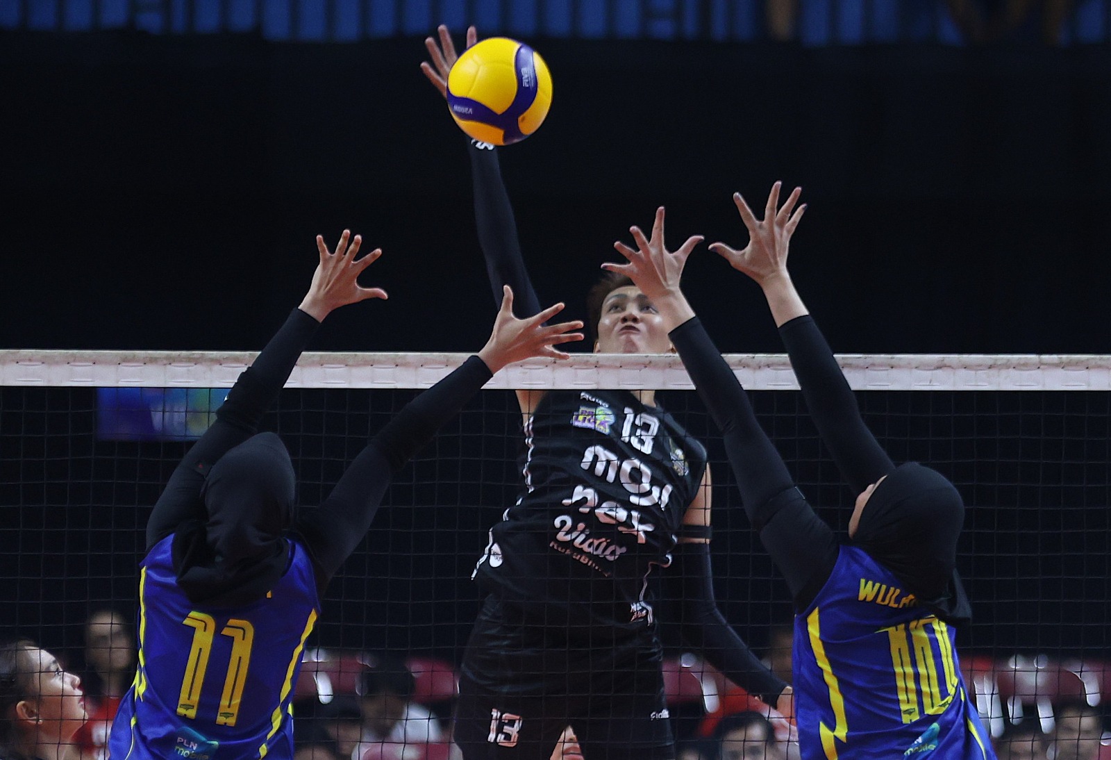 SERANGAN: Pemain Medan Falcons, Dell Palomata saat melakukan serangan ke Electric PLN Mobile dalam Proliga 2026. (Dok: Proliga)