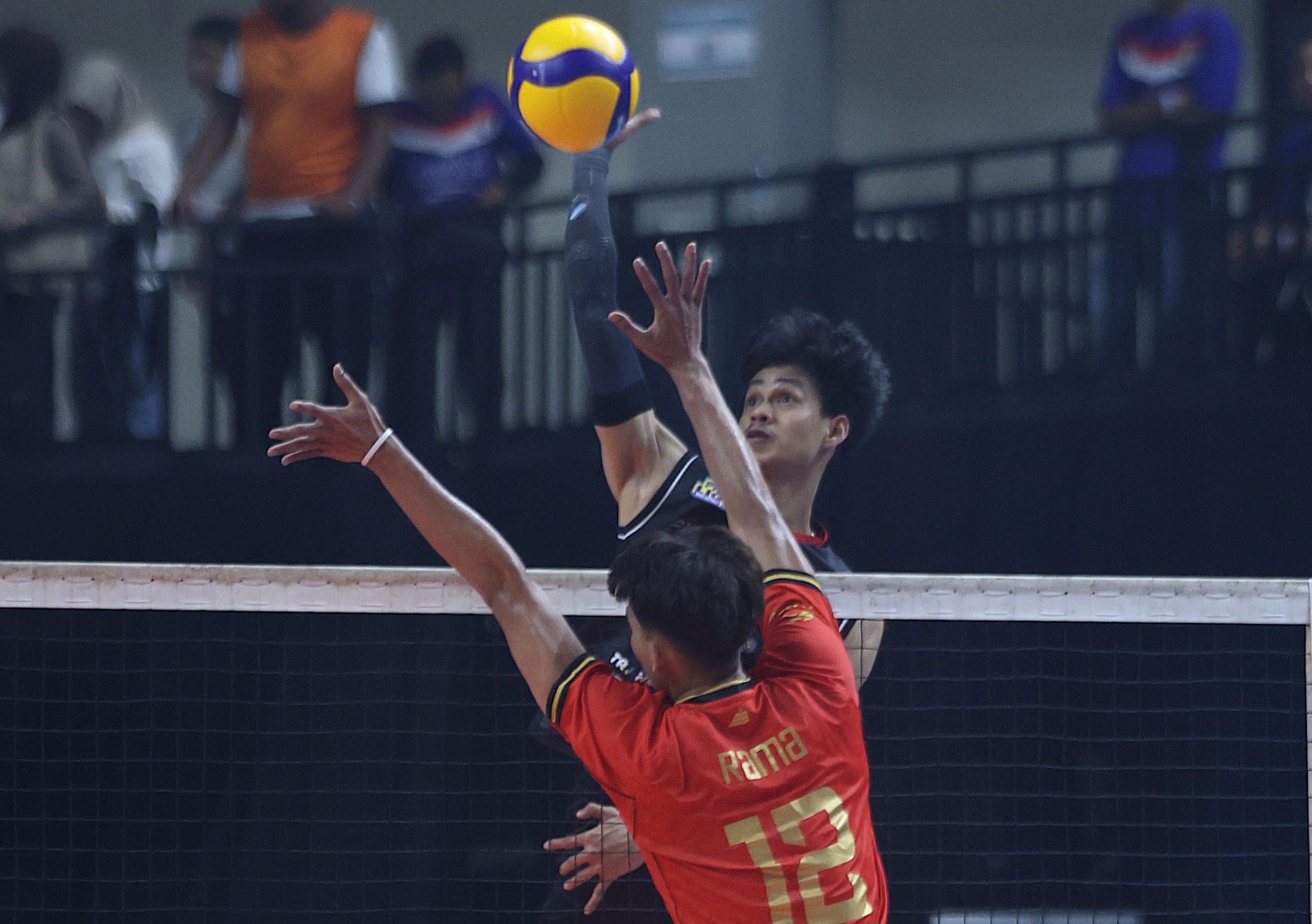 ANGIN: Pemanin LaVani Boy Arnes saat berhadapan dengan pemain Surabaya Samator di Proliga 2026. (Dok: Proliga)