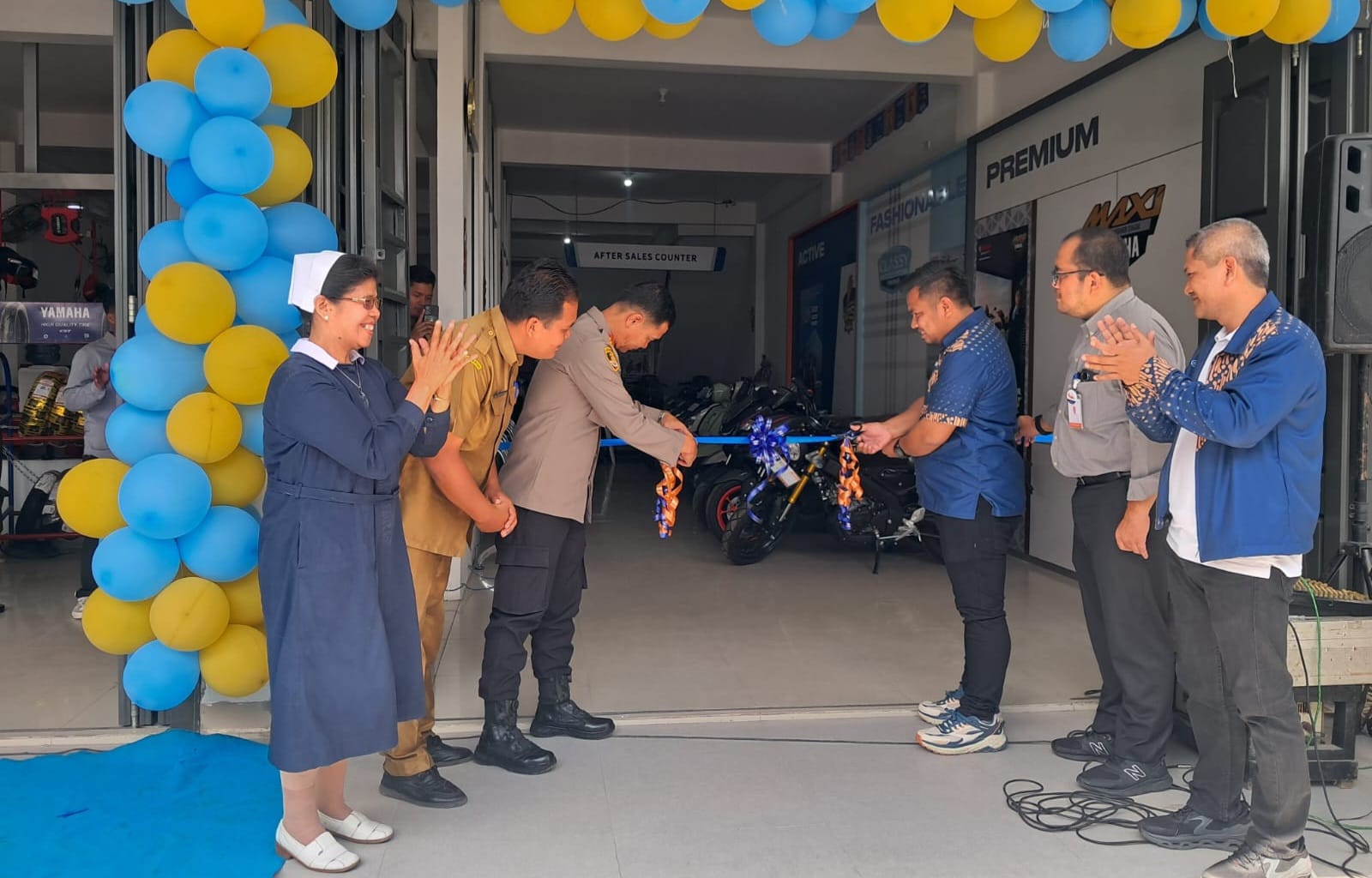 RESMIKAN: Prosesi pengguntingan pita pada acara peresmian showroom PT Alfa Scorpii Balige. (Dok: Alfa Scorpii)