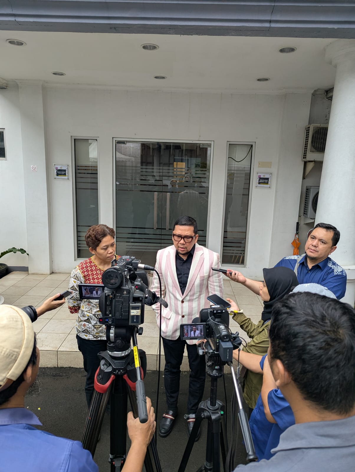 KANTOR: Anggota DPR RI, Ahmad Doli Kurnia Tandjung saat mendatangi Kantor KPAI, di Jakarta, Kamis (12/2) sore. (Dok: istimewa)