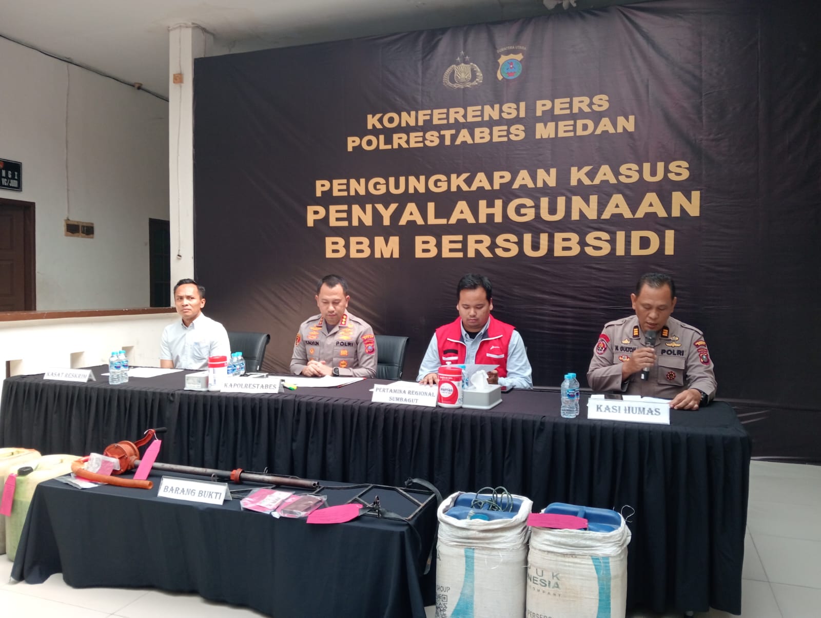 KASUS: Polrestabes Medan dan perwakilan Pertamina memaparkan pengungkapan kasus penyelewengan BBM bersubsidi, Kamis (12/2/2026). (Dok: istimewa)