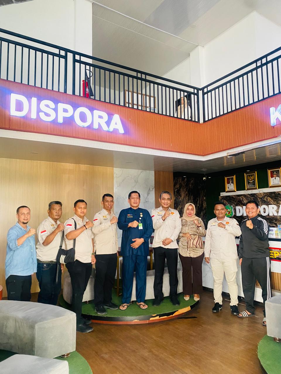 BERSAMA: Pengurus MAI Medan saat berfoto dengan Kadispora Medan, Tengku Chairuniza dan jajaran. (Dok: istimewa)