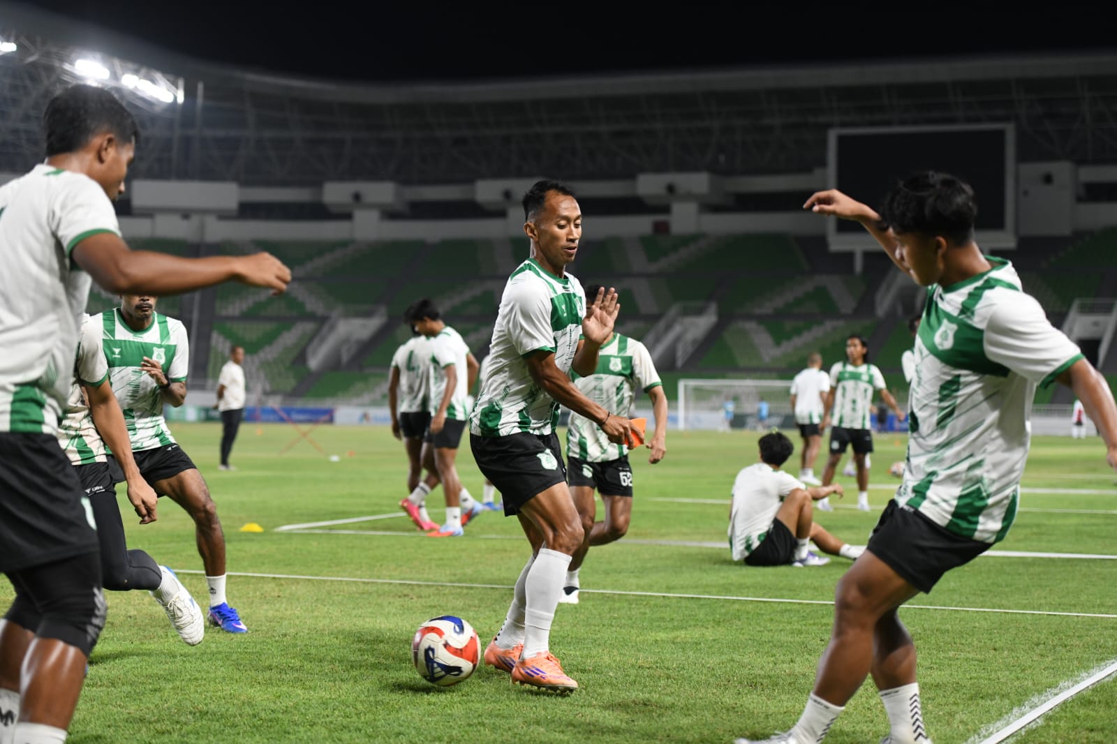 MISI MENANG: Pemain PSMS mengusung misi menang saat menjamu Sumsel United di Stadion Utama Sumatera Utara, Sabtu (14/2/2026). (Dok: PSMS)