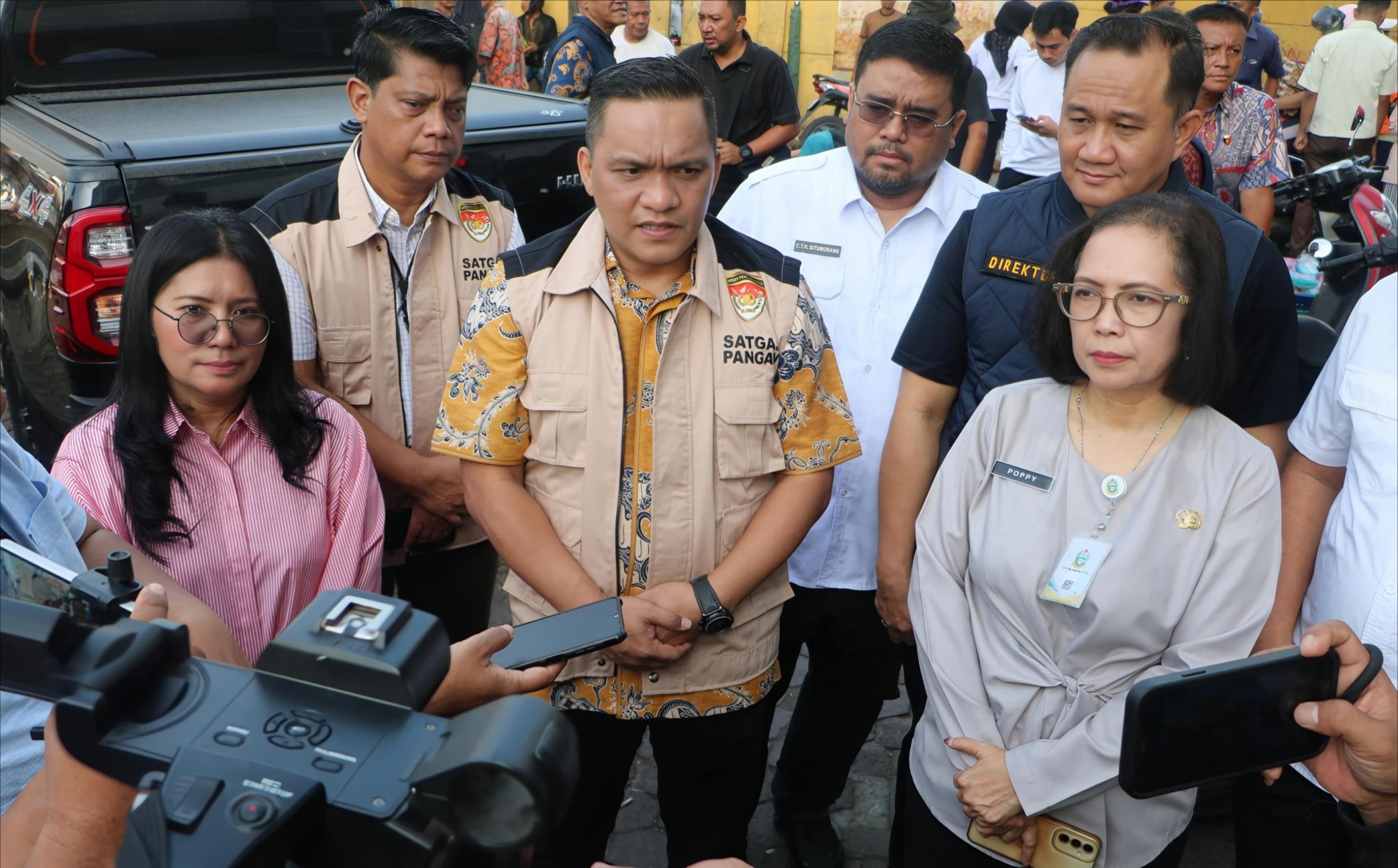 CEK: Satgas Pangan Polri saat melakukan pengecekan langsung harga dan ketersediaan bapokting, di Pasar Simpang Limun Medan, Jumat (13/2). (Dok: istimewa)