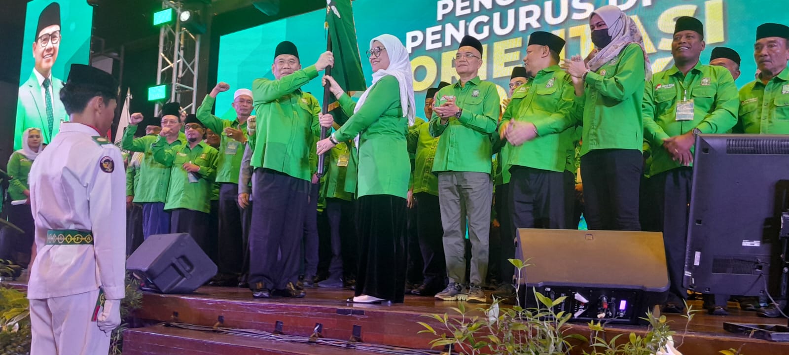 PETAKA: Wakil Ketua DPP PKB Ida Fauziyah bersama Ketua DPW PKB Sumut Ashari Tambunan saat menerima petaka, di acara pengukuhan DPW PKB Sumut, Jumat (13/2) sore. (Dok: Dewi Syahruni Lubis/Sumut Pos)